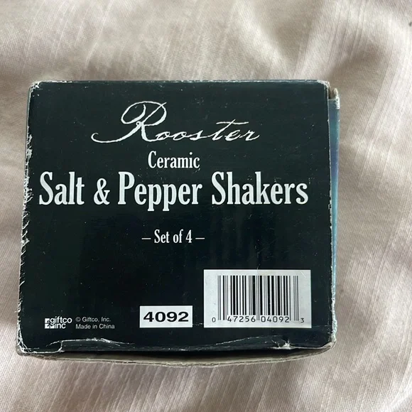 Set of 4 hand painted ceramic rooster salt and pepper shakers - Picture 6 of 7